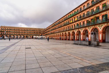 Cordoba, İspanya - 02 Kasım 2019: Corredera Meydanı, Plaza de la Corredera, İspanya. Plaza de la Corredera, Endülüs 'ün en büyük meydanlarından biridir..