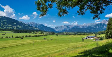 Saalfelden bölgesindeki Avusturya Alplerinde sonbahar manzarası. Salzburg 'da Zell am Bölgesi..