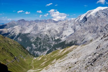 İtalya, Stelvio Ulusal Parkı. Ortler Alpleri 'ndeki Stelvio Geçidi' ne giden ünlü yol. Alp manzarası.