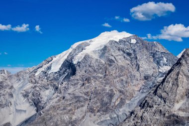 İtalya, Stelvio Ulusal Parkı. Ortler Alpleri 'ndeki Stelvio Geçidi' ne giden ünlü yol. Alp manzarası.