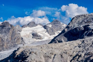 İtalya, Stelvio Ulusal Parkı. Ortler Alpleri 'ndeki Stelvio Geçidi' ne giden ünlü yol. Alp manzarası.