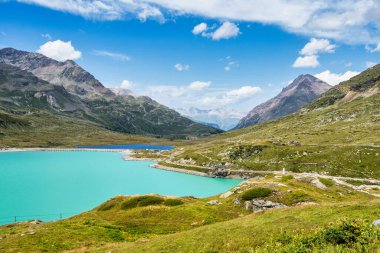 Beyaz Göl, Ospizio Bernina 'daki lago bianco, Yukarı Engadin, Graubuenden, Grisons, İsviçre.