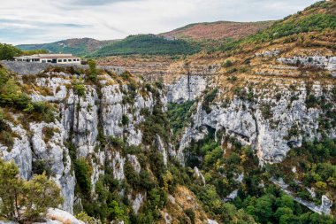 Verdon Gorge, Gorges du Verdon, Fransız Alpleri, Provence, Fransa 'da turkuaz yeşili kıvrımlı nehir ve yüksek kireçtaşı kayalarıyla ünlü kanyonun muhteşem manzarası.