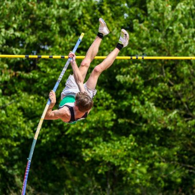 Regensburg, Almanya - 20 Temmuz 2019: Bavyera Atletizm Şampiyonası sırıkla atlama yarışı