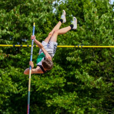 Regensburg, Almanya - 20 Temmuz 2019: Bavyera Atletizm Şampiyonası sırıkla atlama yarışı