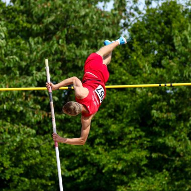 Regensburg, Almanya - 20 Temmuz 2019: Bavyera Atletizm Şampiyonası sırıkla atlama yarışı