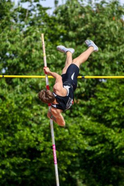 Regensburg, Almanya - 20 Temmuz 2019: Bavyera Atletizm Şampiyonası sırıkla atlama yarışı