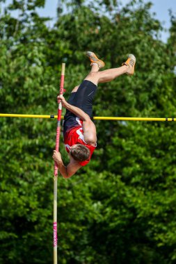 Regensburg, Almanya - 20 Temmuz 2019: Bavyera Atletizm Şampiyonası sırıkla atlama yarışı