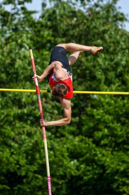 Regensburg, Almanya - 20 Temmuz 2019: Bavyera Atletizm Şampiyonası sırıkla atlama yarışı