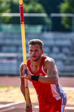 Regensburg, Almanya - 20 Temmuz 2019: Bavyera Atletizm Şampiyonası sırıkla atlama yarışı