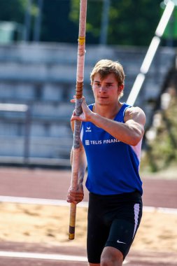 Regensburg, Almanya - 20 Temmuz 2019: Bavyera Atletizm Şampiyonası sırıkla atlama yarışı
