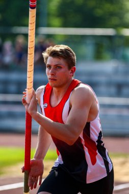 Regensburg, Almanya - 20 Temmuz 2019: Bavyera Atletizm Şampiyonası sırıkla atlama yarışı