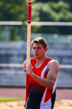 Regensburg, Almanya - 20 Temmuz 2019: Bavyera Atletizm Şampiyonası sırıkla atlama yarışı
