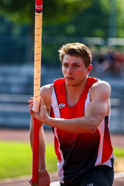 Regensburg, Almanya - 20 Temmuz 2019: Bavyera Atletizm Şampiyonası sırıkla atlama yarışı