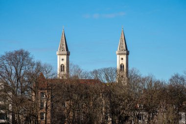 Münih 'te Ludwigskirche adı verilen Katolik Kilisesi ve St. Louis Üniversitesi Münih Üniversitesi' ne yakındır.