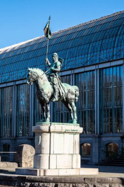 I. Otto 'nun Wittelsbach heykeli. Münih, Bavyera, Almanya 'daki Bavyera başbakanlık binasının önünde yer almaktadır..