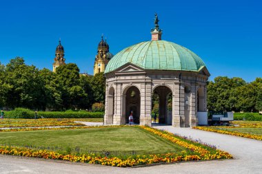 Dianatempel ile Münih 'teki Hofgarten Parkı. Diana Pavyonu ve Münih ve Odeonsplatz 'ın bitişiğindeki Hofgarten arazisi..