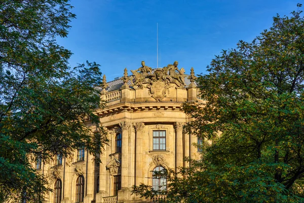 巴洛克复兴运动在德国巴伐利亚慕尼黑的旧式证券交易所 最初是由建筑师阿尔伯特 施密特在1896年至1898年间为德意志银行建造的 — 图库照片