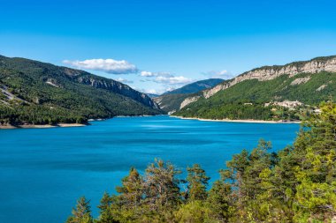 Verdon Nehri ve Gorge yakınlarındaki Lac de Castillon manzaralı Saint-Julien-du-Verdon, Provence, Fransa