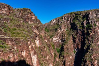 Gorges de Daluis veya var nehrinin oluşturduğu kayaların renginden dolayı yerel halk tarafından 