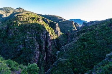Gorges de Daluis veya var nehrinin oluşturduğu kayaların renginden dolayı yerel halk tarafından 