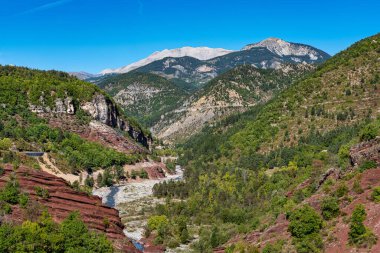 Gorges de Daluis veya var nehrinin oluşturduğu kayaların renginden dolayı yerel halk tarafından 