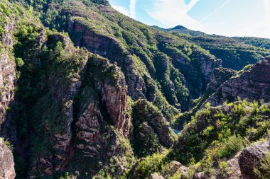 Gorges de Daluis veya var nehrinin oluşturduğu kayaların renginden dolayı yerel halk tarafından 