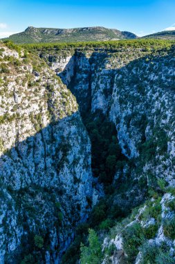 Verdon Gorge, Gorges du Verdon, Fransız Alpleri, Provence, Fransa 'da turkuaz yeşili kıvrımlı nehir ve yüksek kireçtaşı kayalarıyla ünlü kanyonun muhteşem manzarası.