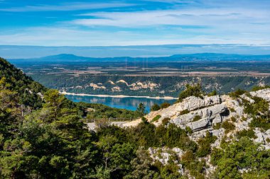 Verdon Gorge, Gorges du Verdon, Fransız Alpleri, Provence, Fransa 'da turkuaz yeşili kıvrımlı nehir ve yüksek kireçtaşı kayalarıyla ünlü kanyonun muhteşem manzarası.