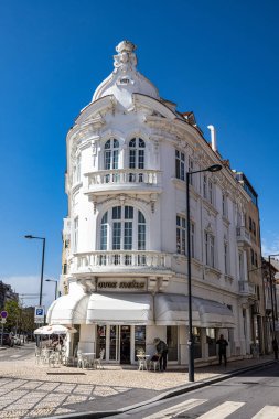 Aveiro, Portekiz - 18 Mart 2025: Portekiz 'in Aveiro şehrinde bulunan Cafe Tricana' nın zarif ve klasik binası