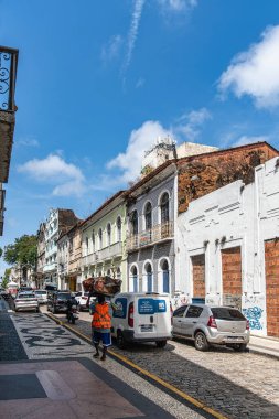 Sao Luis, Brezilya - 11 Ocak 2025: Brezilya 'nın Sao Luis şehrinde Rua do Sol caddesinde geleneksel Portekiz sömürge mimari rengi ve tarzı