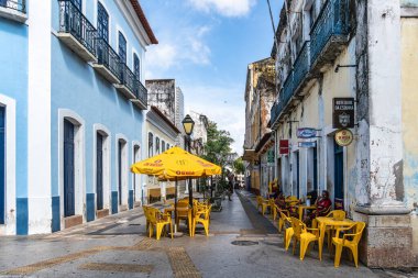 Sao Luis, Brezilya - 11 Ocak 2025: Brezilya 'nın Sao Luis kentindeki Rua Nazareth caddesinde geleneksel Portekiz sömürge mimari rengi ve tarzı