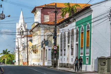 Sao Luis, Brezilya - 11 Ocak 2025: Brezilya 'nın Sao Luis kentindeki Rua Rio Branco caddesinde geleneksel Portekiz sömürge mimari rengi ve tarzı