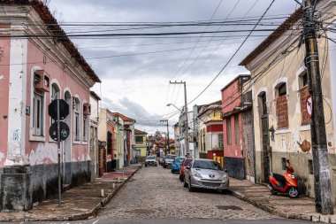 Sao Luis, Brezilya - 15 Ocak 2025: Brezilya 'nın Sao Luis şehrinde Rua Sao Joao caddesinde geleneksel Portekiz sömürge mimari rengi ve tarzı