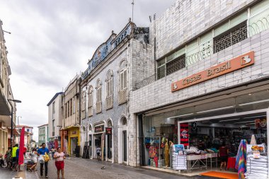 Sao Luis, Brezilya - 15 Ocak 2025: Brezilya 'daki Sao Luis do Maranhao' da Rua Oswaldo Cruz 'da insanlar alışveriş yapıyor. Müşteriler akın eder