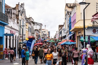 Sao Luis, Brezilya - 15 Ocak 2025: Brezilya 'daki Sao Luis do Maranhao' da Rua Oswaldo Cruz 'da insanlar alışveriş yapıyor. Müşteriler akın eder