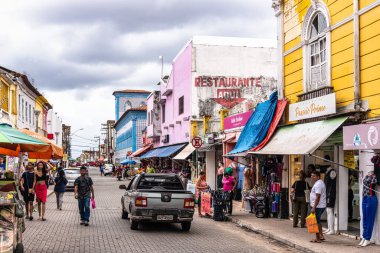 Sao Luis, Brezilya - 15 Ocak 2025: Brezilya 'daki Sao Luis do Maranhao' da Rua Oswaldo Cruz 'da insanlar alışveriş yapıyor. Müşteriler akın eder