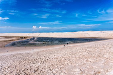 Barreirinhas, Brezilya - 16 Ocak 2025: Brezilya 'da kum tepeleri ve lagoa bonita gölleri, Lencois Maranhenses, Barreirinhas. Taze ve şeffaf su havuzları olan beyaz kum tepeleri.
