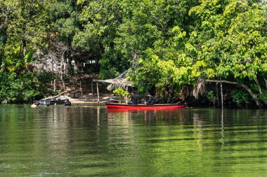Barreirinhas, Brezilya - 16 Ocak 2025: Barreirinhas yakınlarındaki Preguica Nehri 'nde tekne gezisi, Lencois Maranhenses, Maranhao, Brezilya. Preguicas Nehri, Maranhao eyaletinin Lencois Maranhenses bölgesinde yer alan bir su yolu..