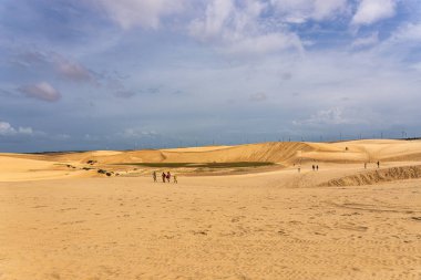 Vassouras, Brezilya - 17 Ocak 2025: Vassouras 'ın kum tepeleri ve gölleri, Brezilya' nın Lencois Maranhenses, Barreirinhas. Taze ve şeffaf su havuzları olan beyaz kum tepeleri.