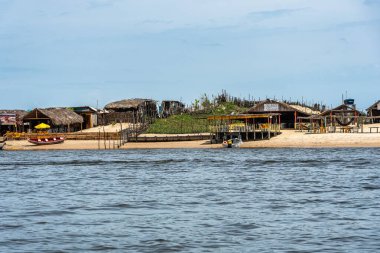 Barreirinhas, Brezilya - 17 Ocak 2025: Barreirinhas, Brezilya 'dan Preguica Nehri' ne tekne gezisi. Preguicas Nehri, Maranhao 'da, Lencois Maranhenses kompleksinde bulunan bir su yolu..