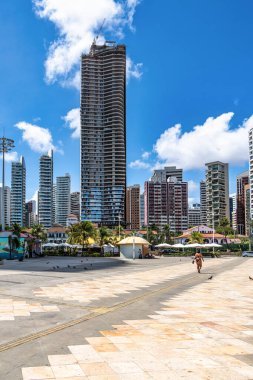 Fortaleza, Brazil- 29 Kasım 2024: Brezilya 'da Fortaleza, Ceara' da Atlantik Okyanusu 'ndaki Meireles Sahili' nin modern sahili gökdelenmesi