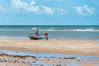 Canoa Quebrada, Brezilya - 02 Aralık 2024: Ceara Brazil 'deki Aracati' deki Canoa Quebrada Sahili 'nde balıkçılar. Sahil şeridi. Sahil Seyahati. Tatil Manzarası. Sahil Uçurumu