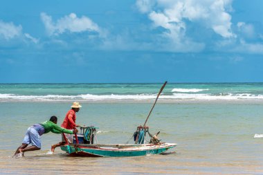 Canoa Quebrada, Brezilya - 02 Aralık 2024: Ceara Brazil 'deki Aracati' deki Canoa Quebrada Sahili 'nde balıkçılar. Sahil şeridi. Sahil Seyahati. Tatil Manzarası. Sahil Uçurumu