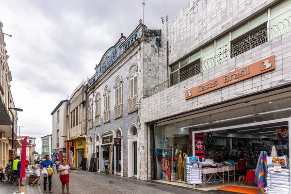 Sao Luis, Brezilya - 15 Ocak 2025: Brezilya 'daki Sao Luis do Maranhao' da Rua Oswaldo Cruz 'da insanlar alışveriş yapıyor. Müşteriler akın eder