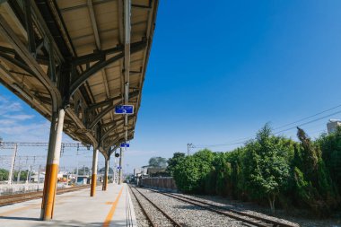 Taichung, Tayvan - 24 Aralık 2016: Taichung İstasyonu, taichung alişan Tayvan demiryolu güneşli bir günde bir tren istasyonuna