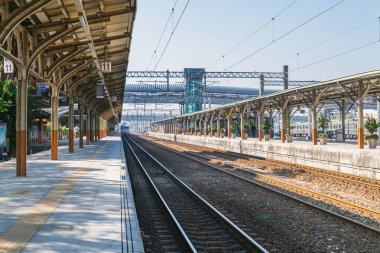 Taichung, Tayvan - 24 Aralık 2016: Taichung İstasyonu, taichung alişan Tayvan demiryolu güneşli bir günde bir tren istasyonuna
