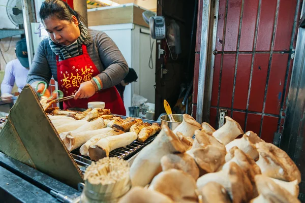 28, Aralık, 2014-Jiufen, Tayvan, jiufen bir kadın mangal mantar