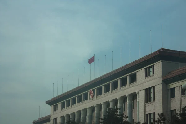 Sisli bir günde Pekin'de insanlar büyük salon