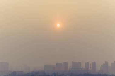 Yüksek açı günbatımı atış Pekin'de sisli bir günde inşa yatay